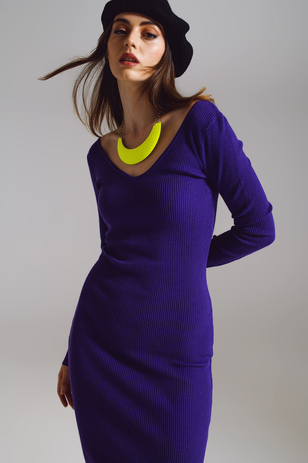 Robe moulante midi tricotée à col en V de couleur violette
