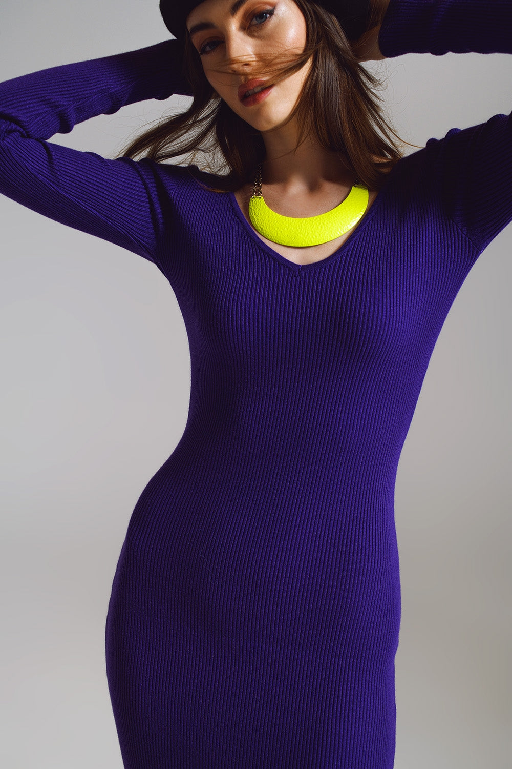 Robe moulante midi tricotée à col en V de couleur violette