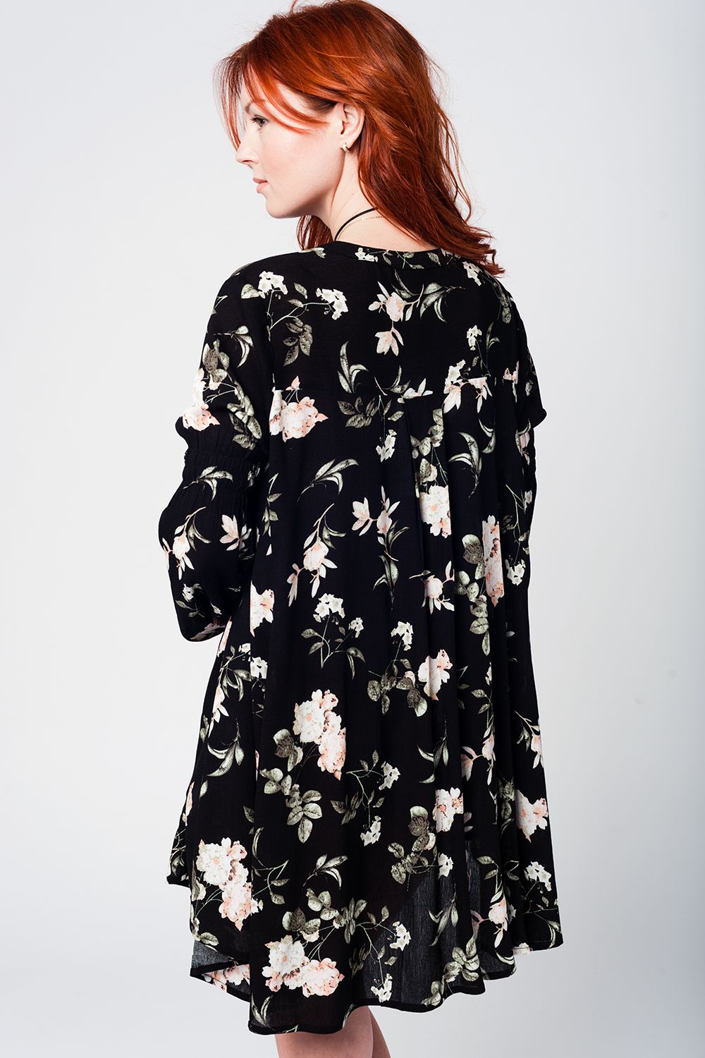 Robe noire avec imprimé floral