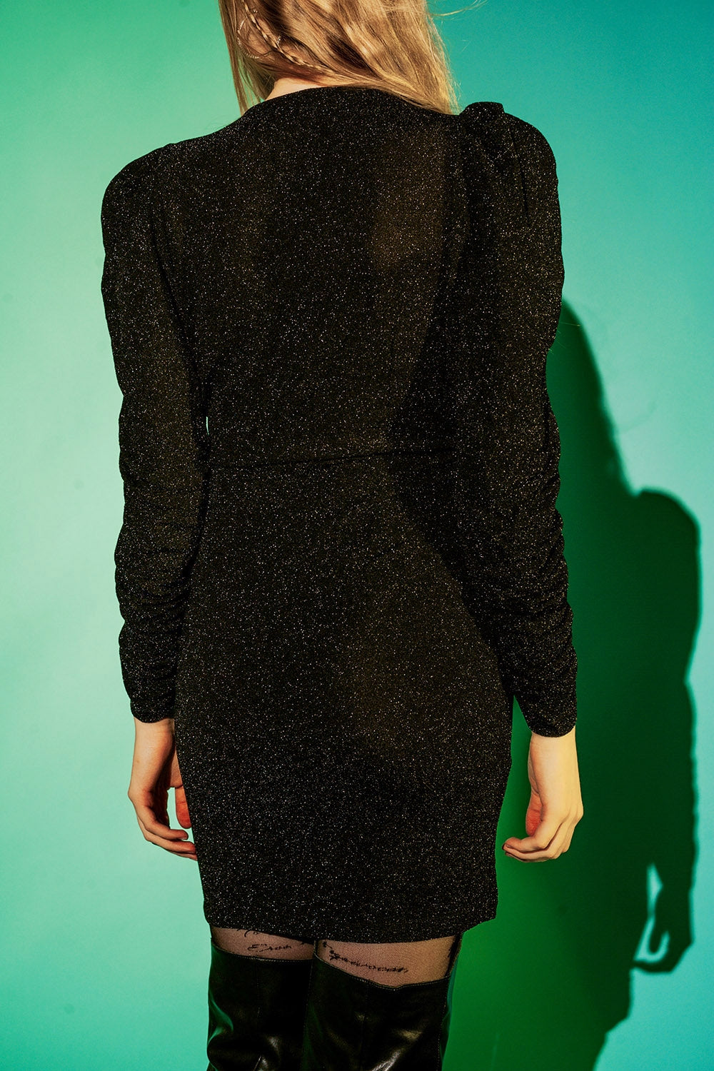 Robe noire courte avec encolure en V et finition à effet pailleté