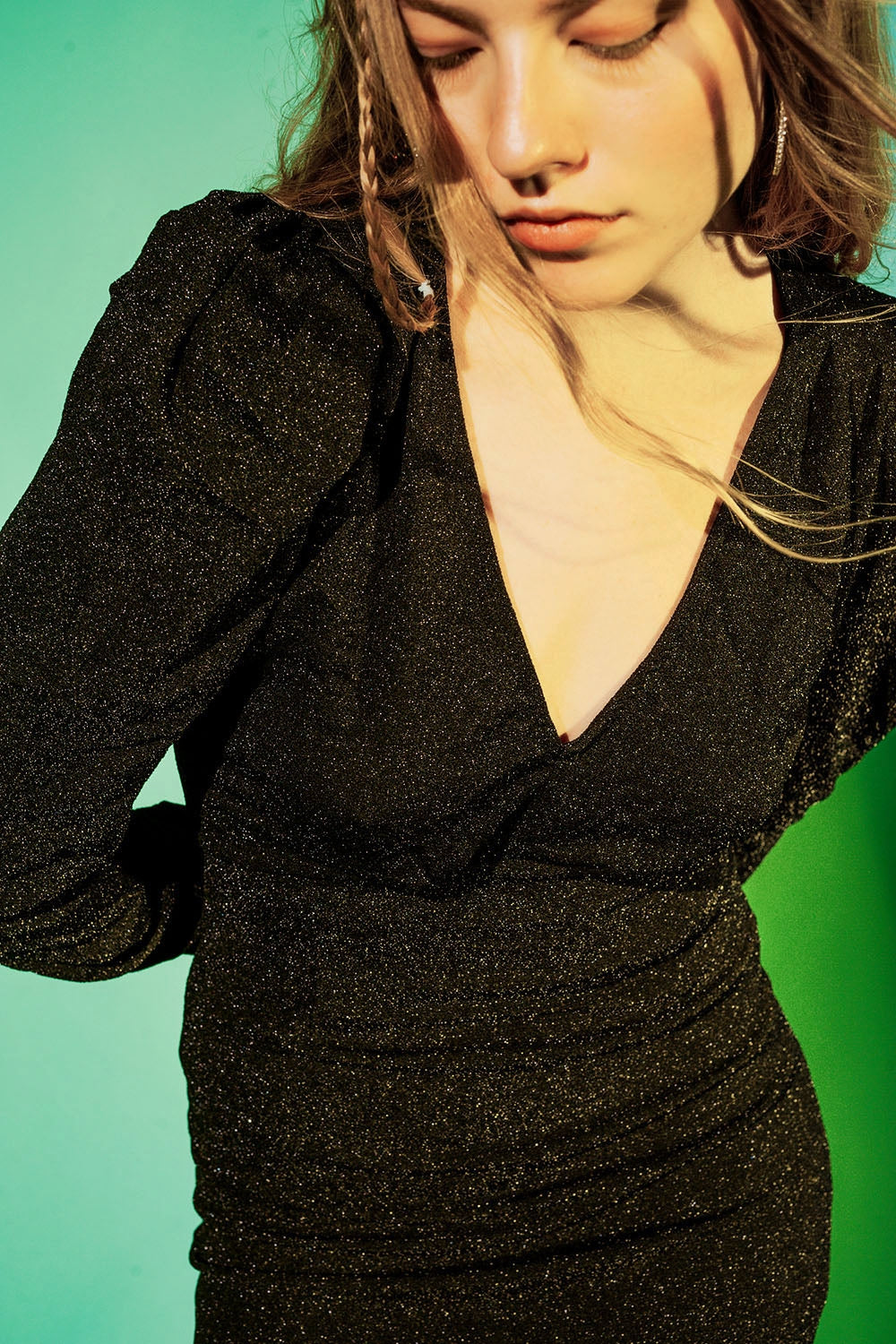 Robe noire courte avec encolure en V et finition à effet pailleté