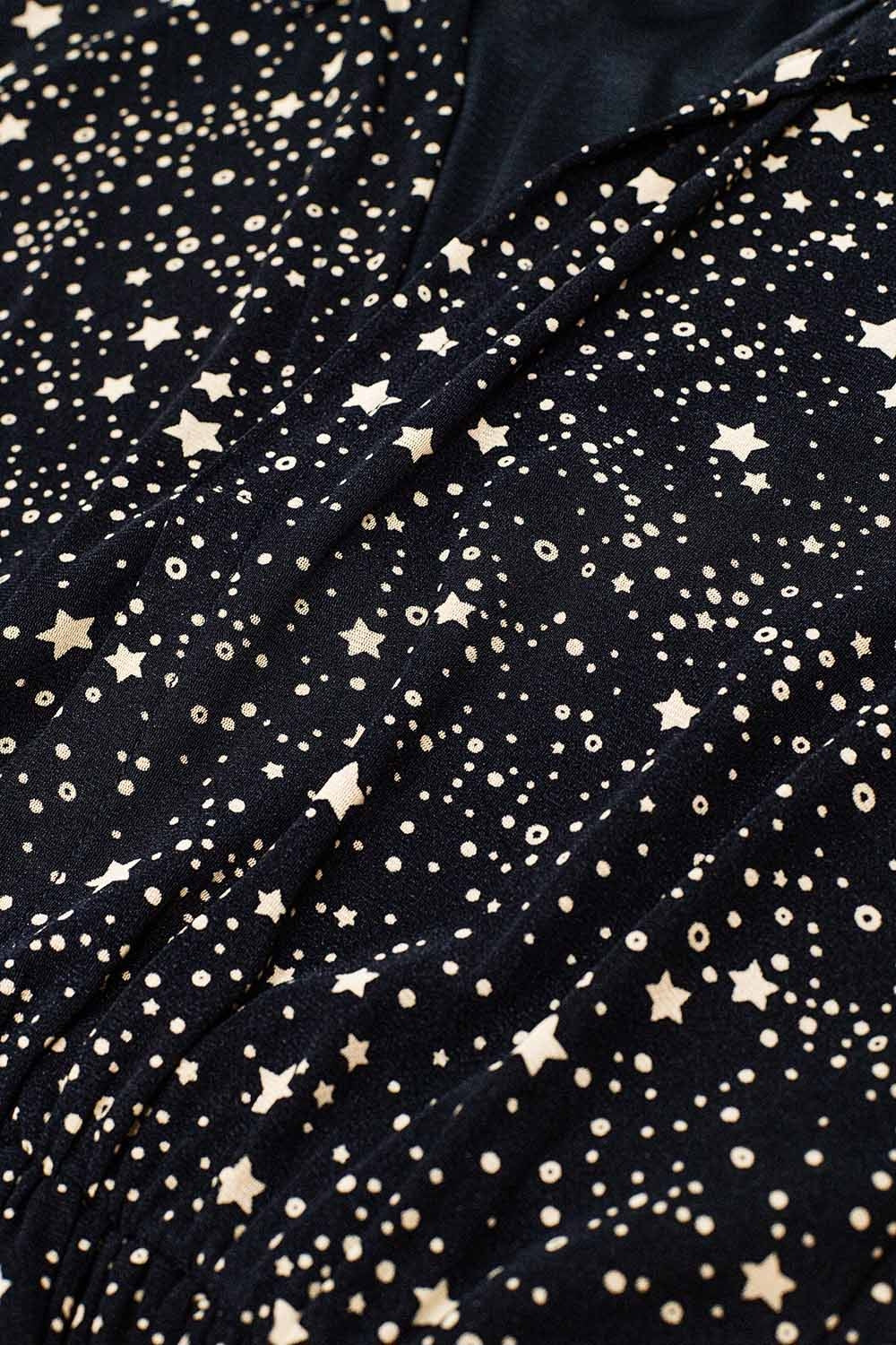 Robe noire en maille avec imprimé étoiles