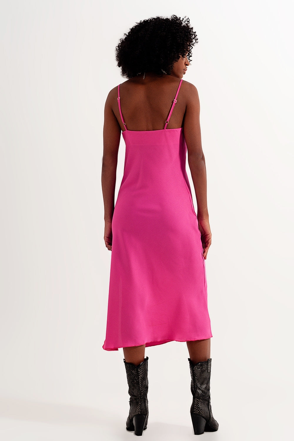 Robe nuisette mi longue à fines bretelles en satin très brillant fushia