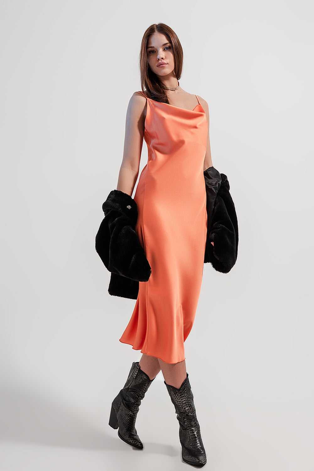 Q2 Robe nuisette mi longue à fines bretelles en satin très brillant