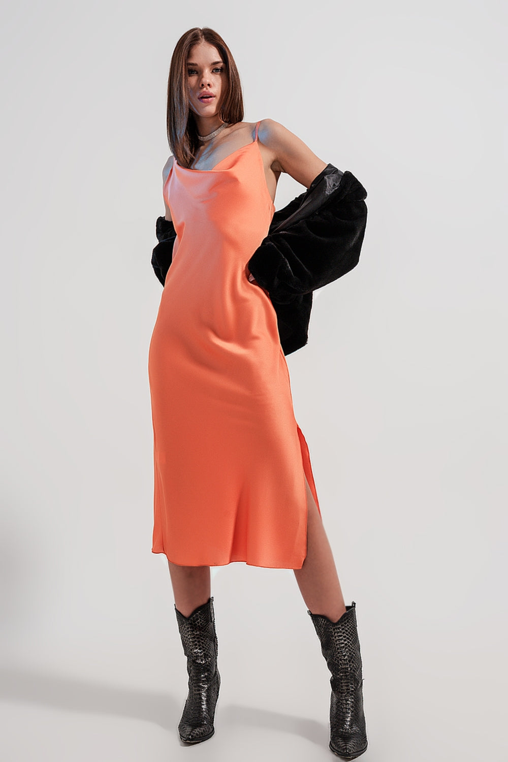 Robe nuisette mi longue à fines bretelles en satin très brillant
