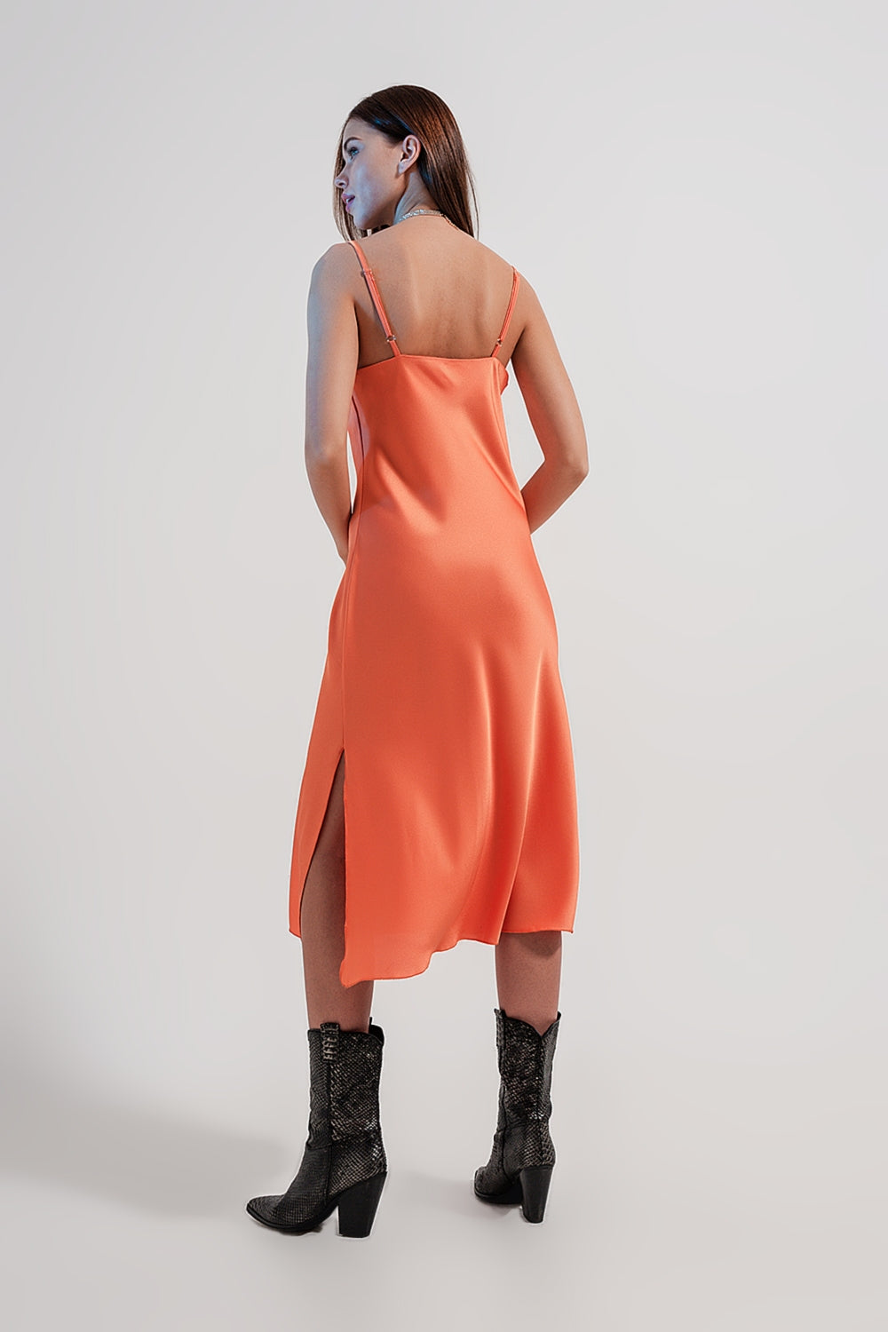 Robe nuisette mi longue à fines bretelles en satin très brillant