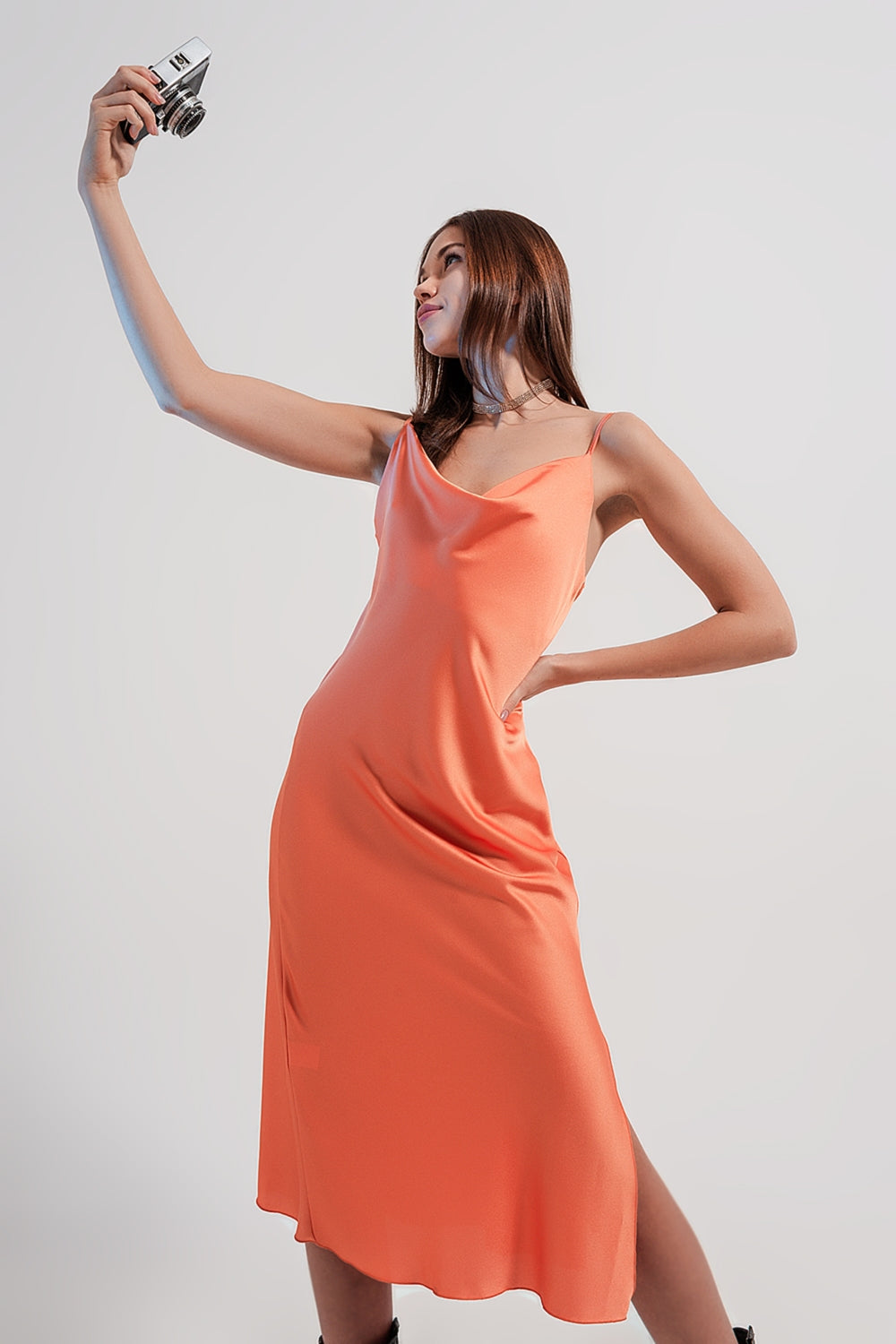 Robe nuisette mi longue à fines bretelles en satin très brillant