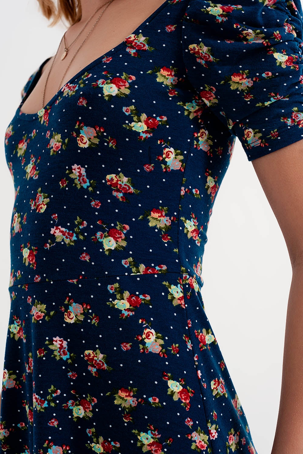 Robe patineuse à fleurs avec manches bouffantes bleu marine