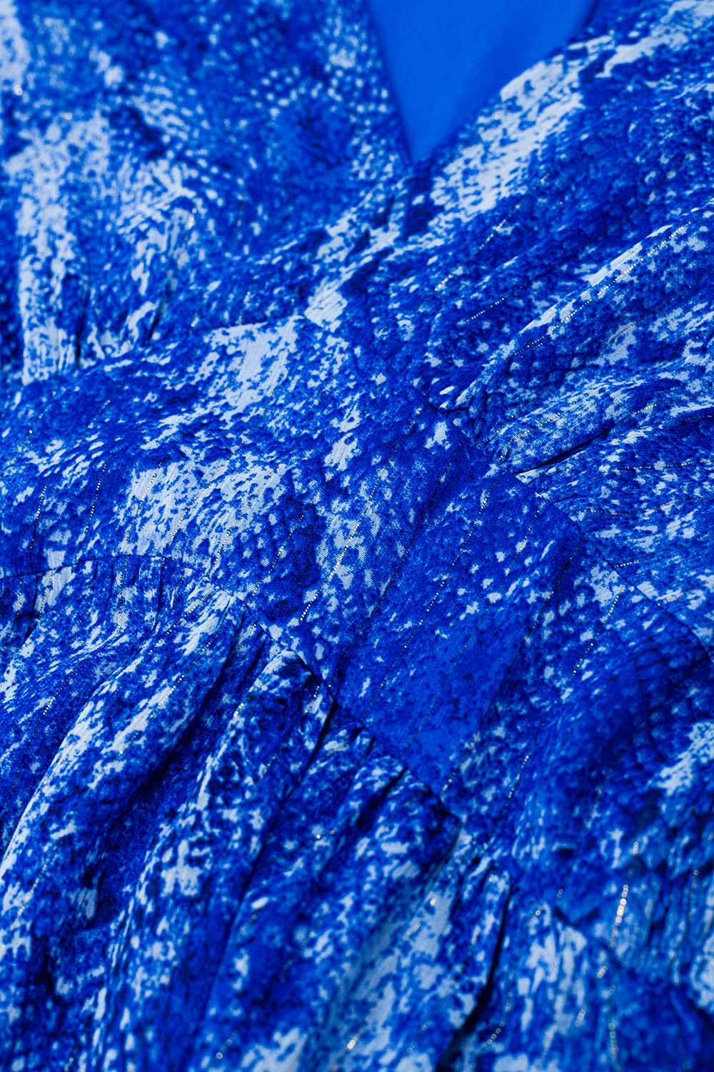 Robe patineuse à taille cintrée en imprimé bleu serpent avec fil de Lurex doré