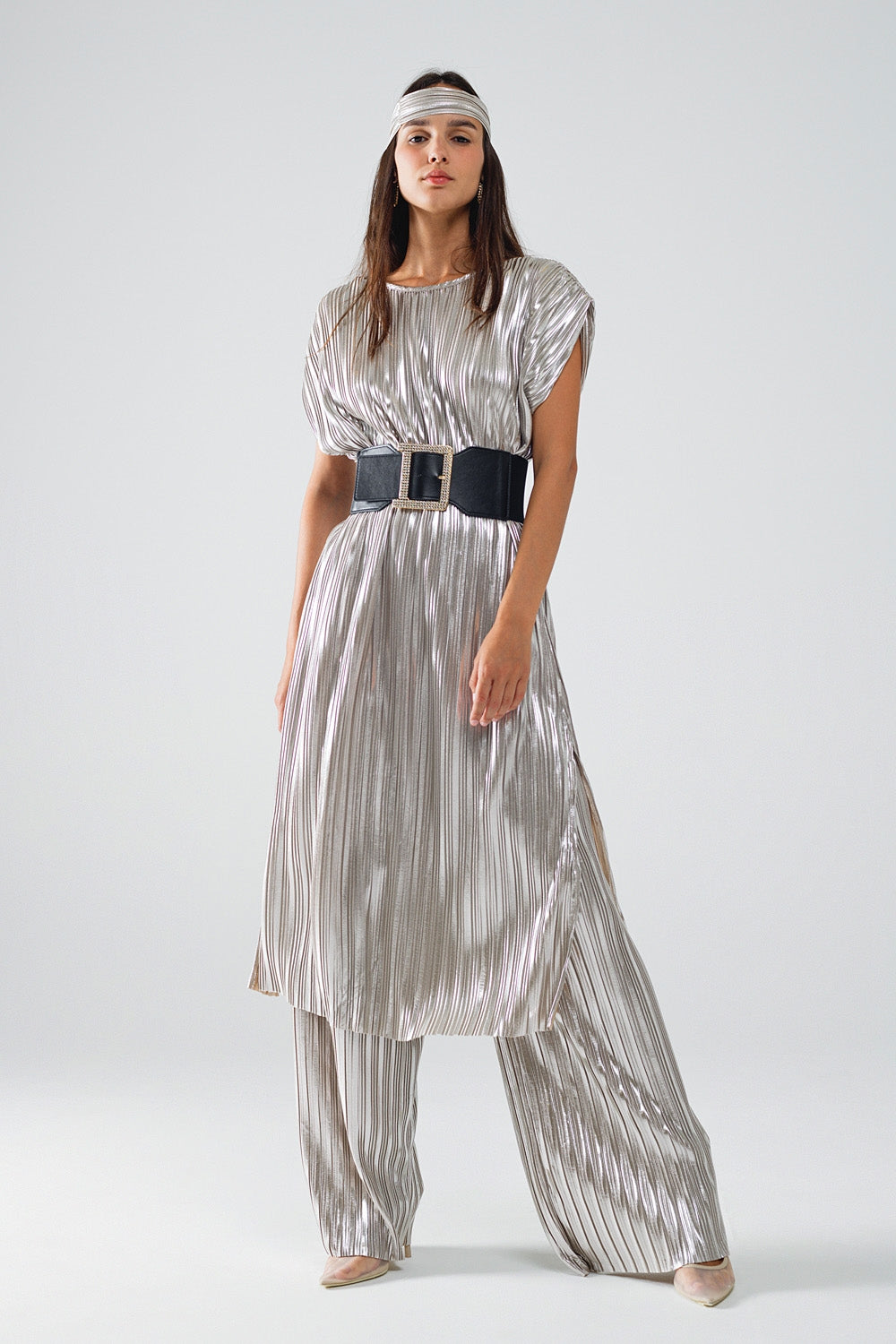 Q2 Robe plissée argentée avec ceinture et manches courtes