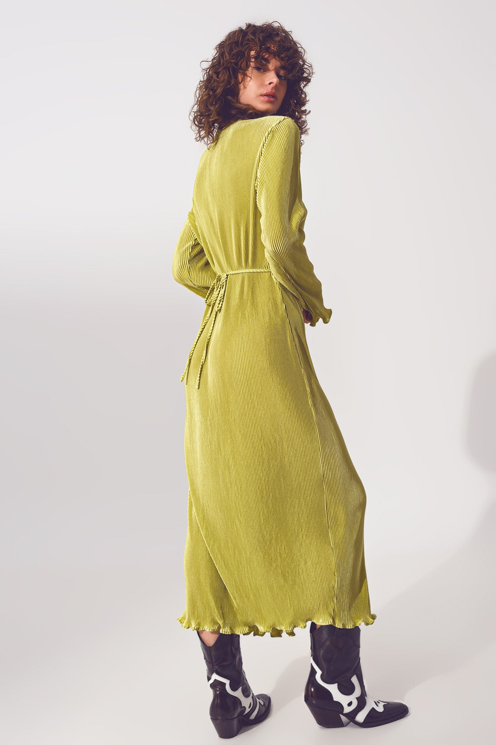 Robe plissée en satin avec détail enveloppant en verte