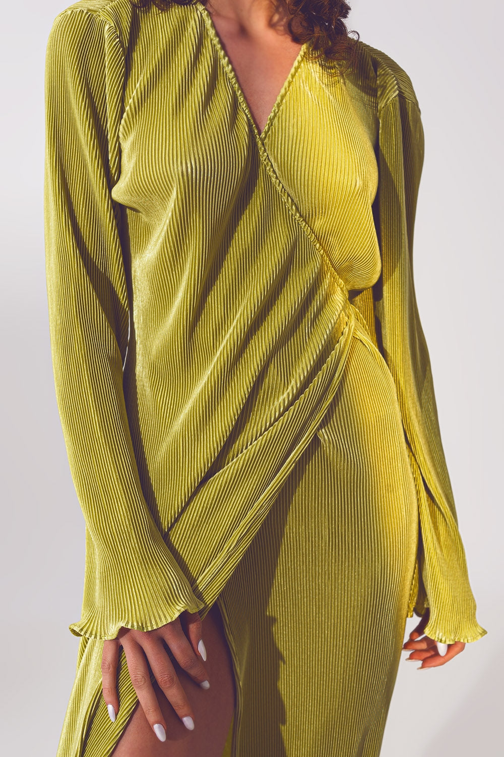 Robe plissée en satin avec détail enveloppant en verte