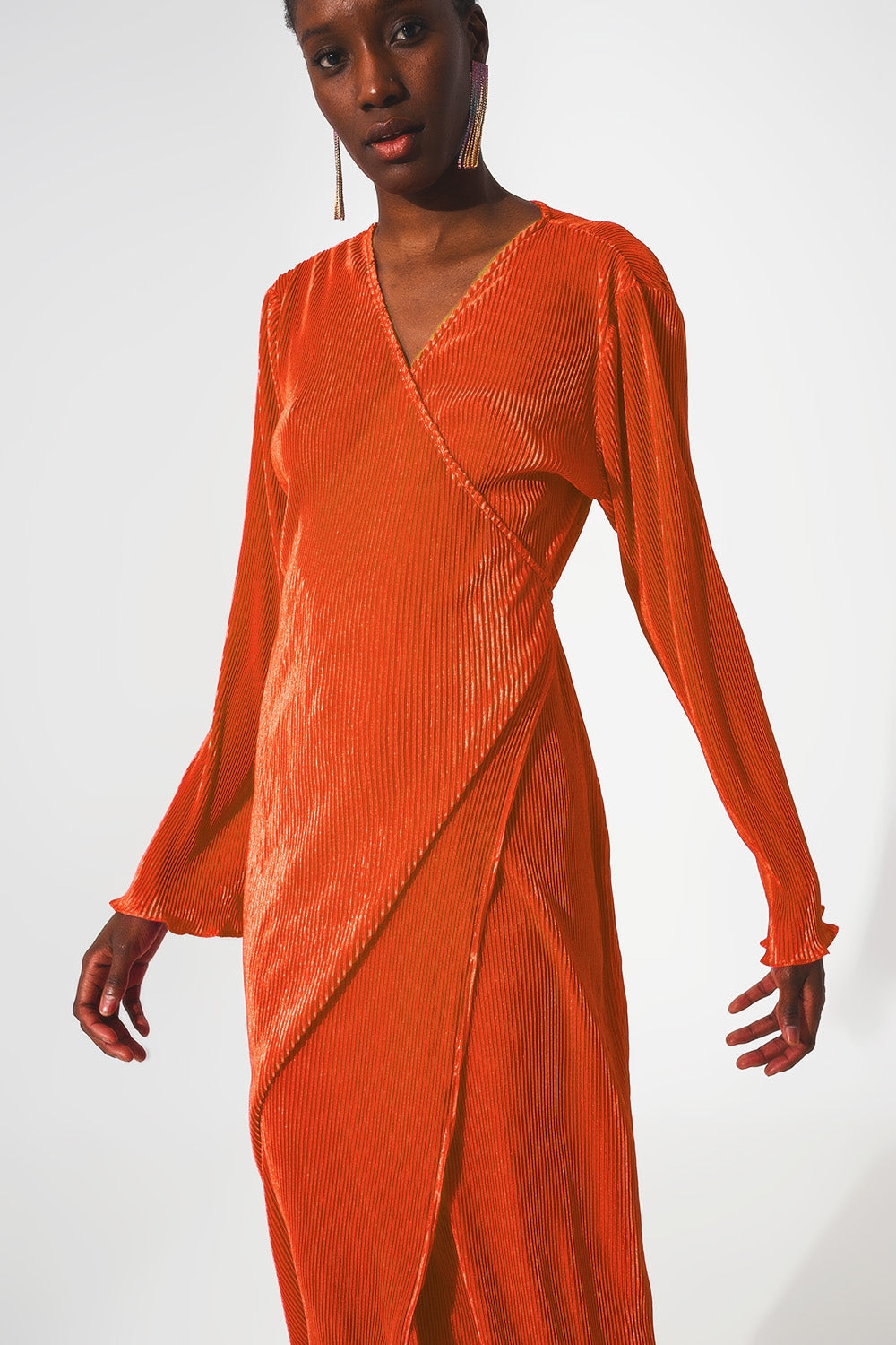 Robe plissée en satin orange avec détail portefeuille