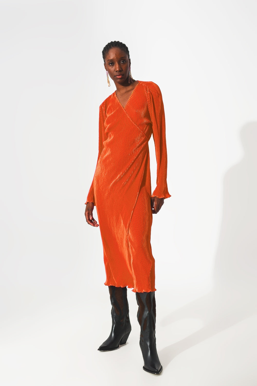 Robe plissée en satin orange avec détail portefeuille