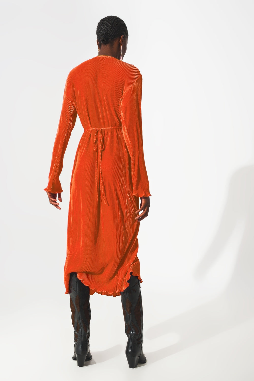 Robe plissée en satin orange avec détail portefeuille