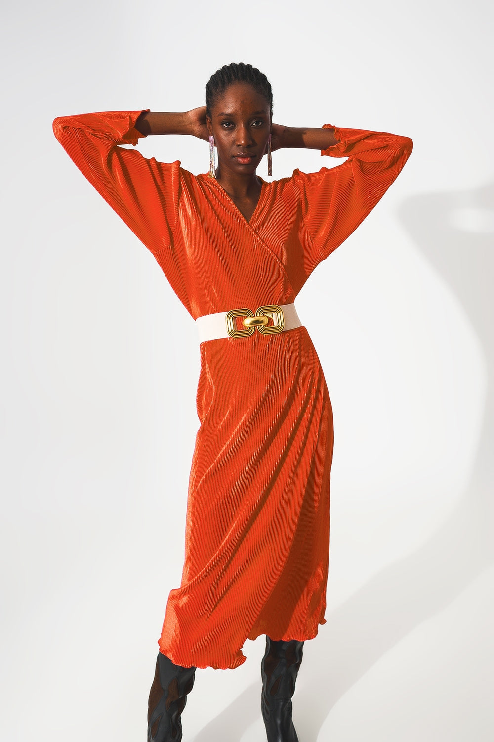 Robe plissée en satin orange avec détail portefeuille