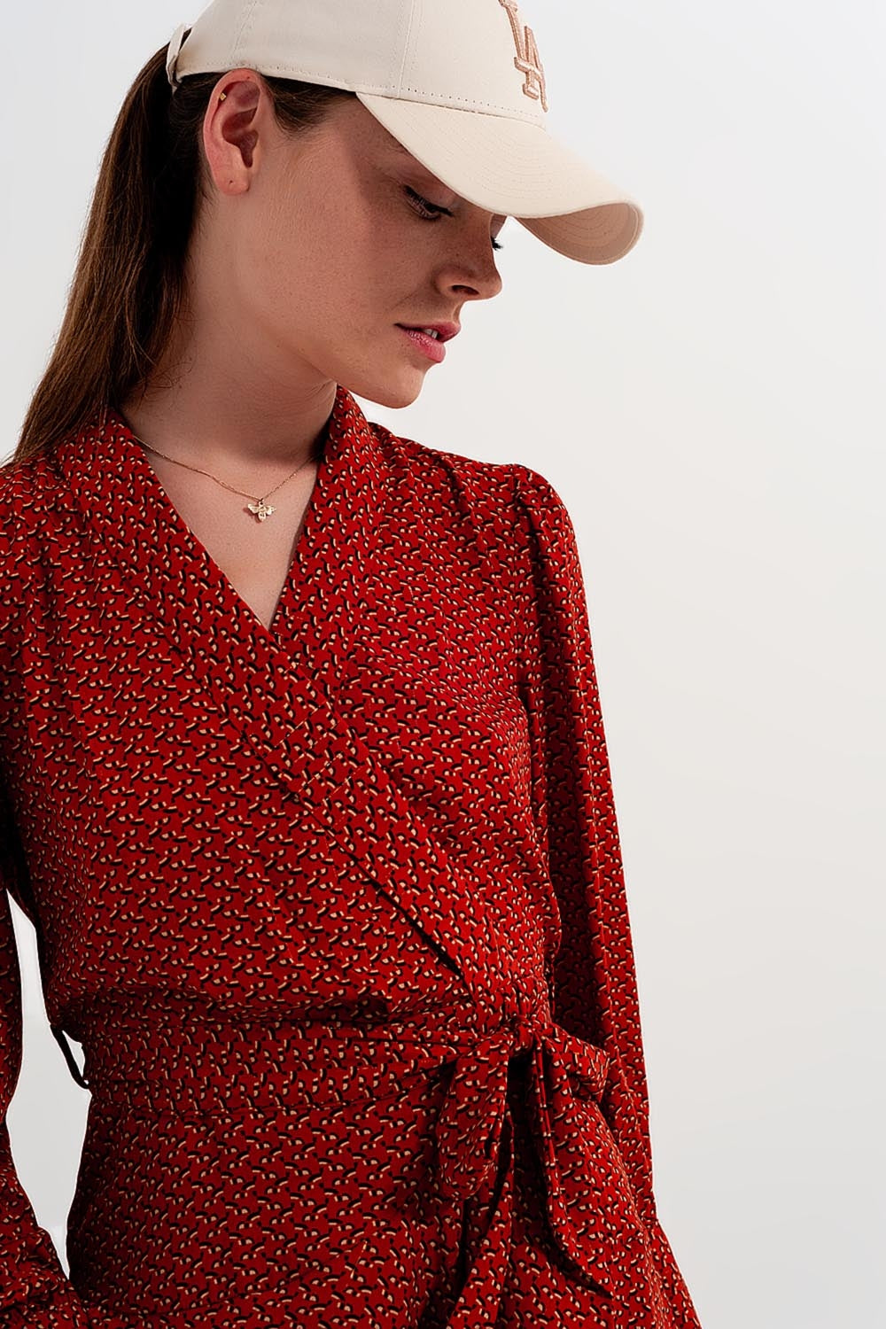Robe portefeuille courte à décolleté plongeant et imprimé géométrique