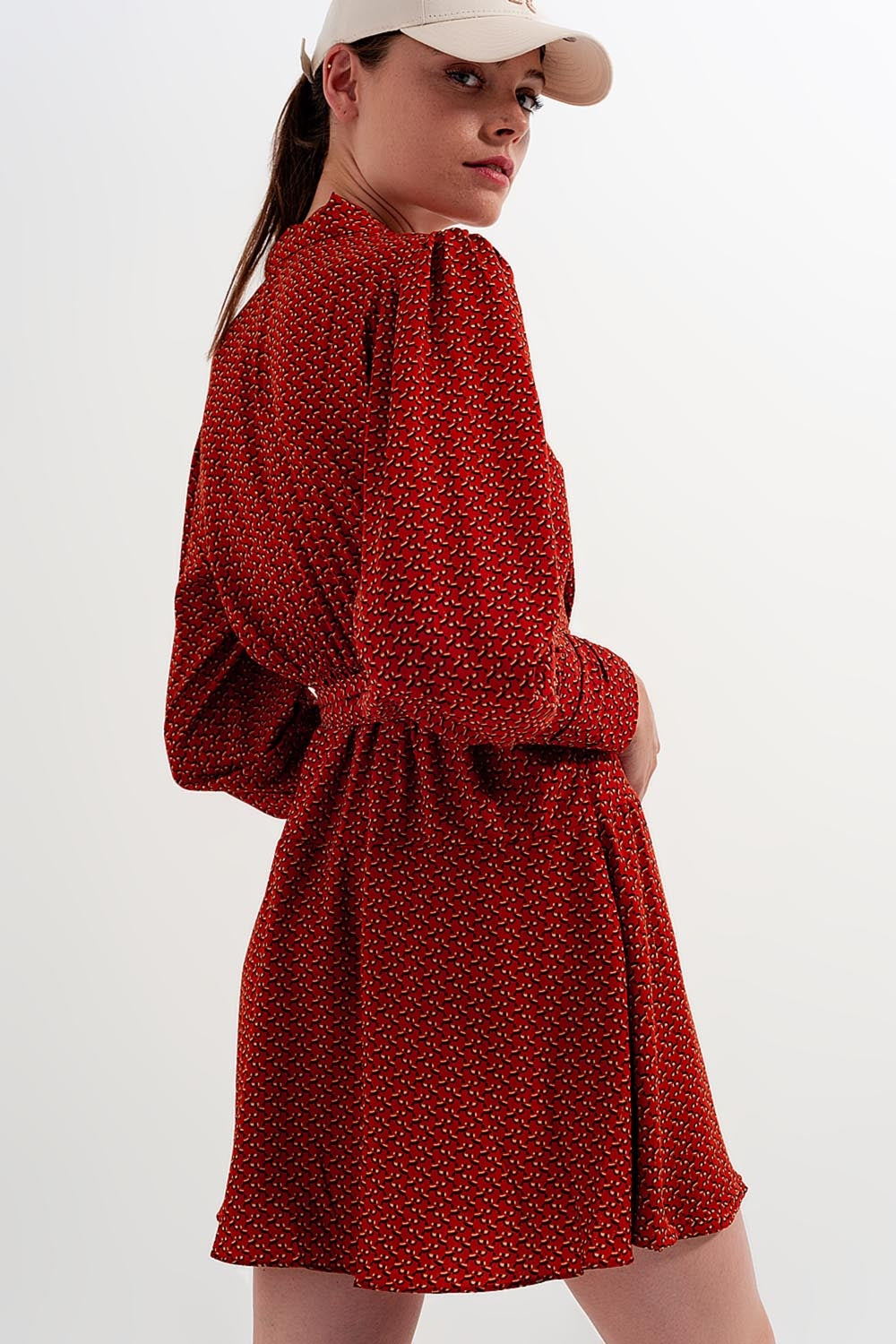 Robe portefeuille courte à décolleté plongeant et imprimé géométrique