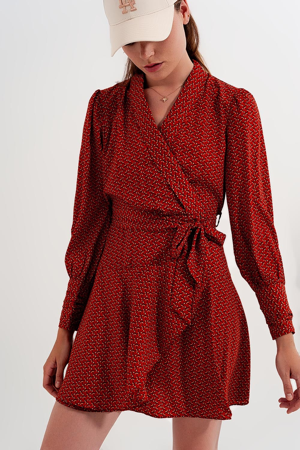 Robe portefeuille courte à décolleté plongeant et imprimé géométrique