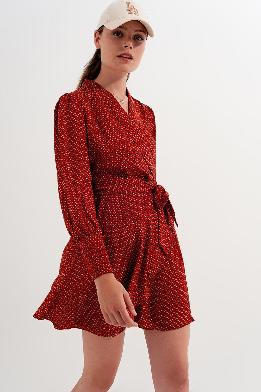 Robe portefeuille courte à décolleté plongeant et imprimé géométrique