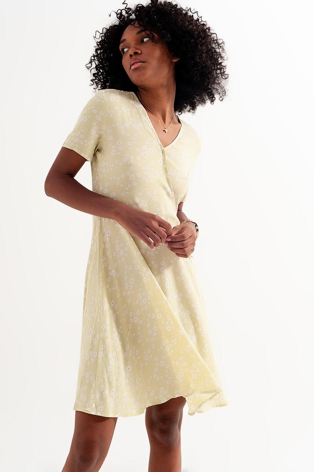Robe portefeuille courte à imprimé marguerite en vert