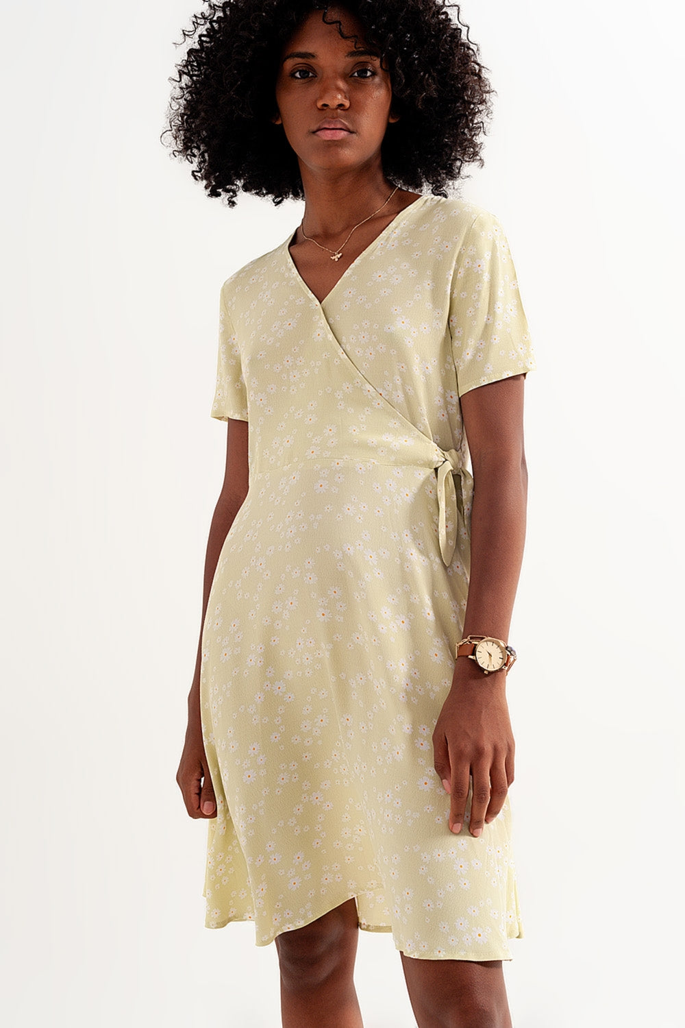 Robe portefeuille courte à imprimé marguerite en vert