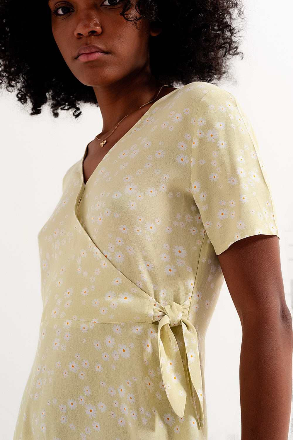 Robe portefeuille courte à imprimé marguerite en vert
