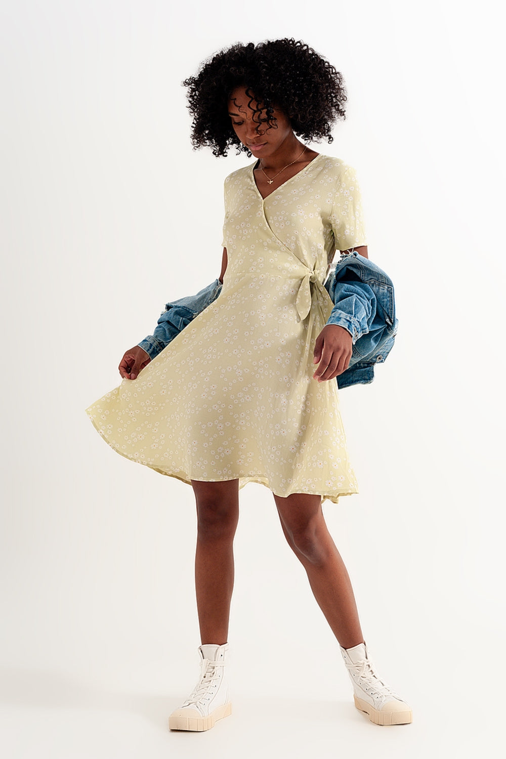 Robe portefeuille courte à imprimé marguerite en vert
