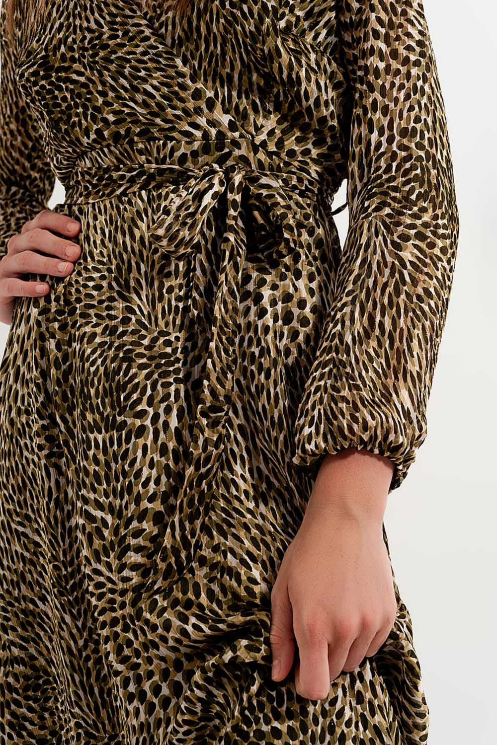 Robe portefeuille en mousseline à manches longues avec ceinture à imprimé brillant