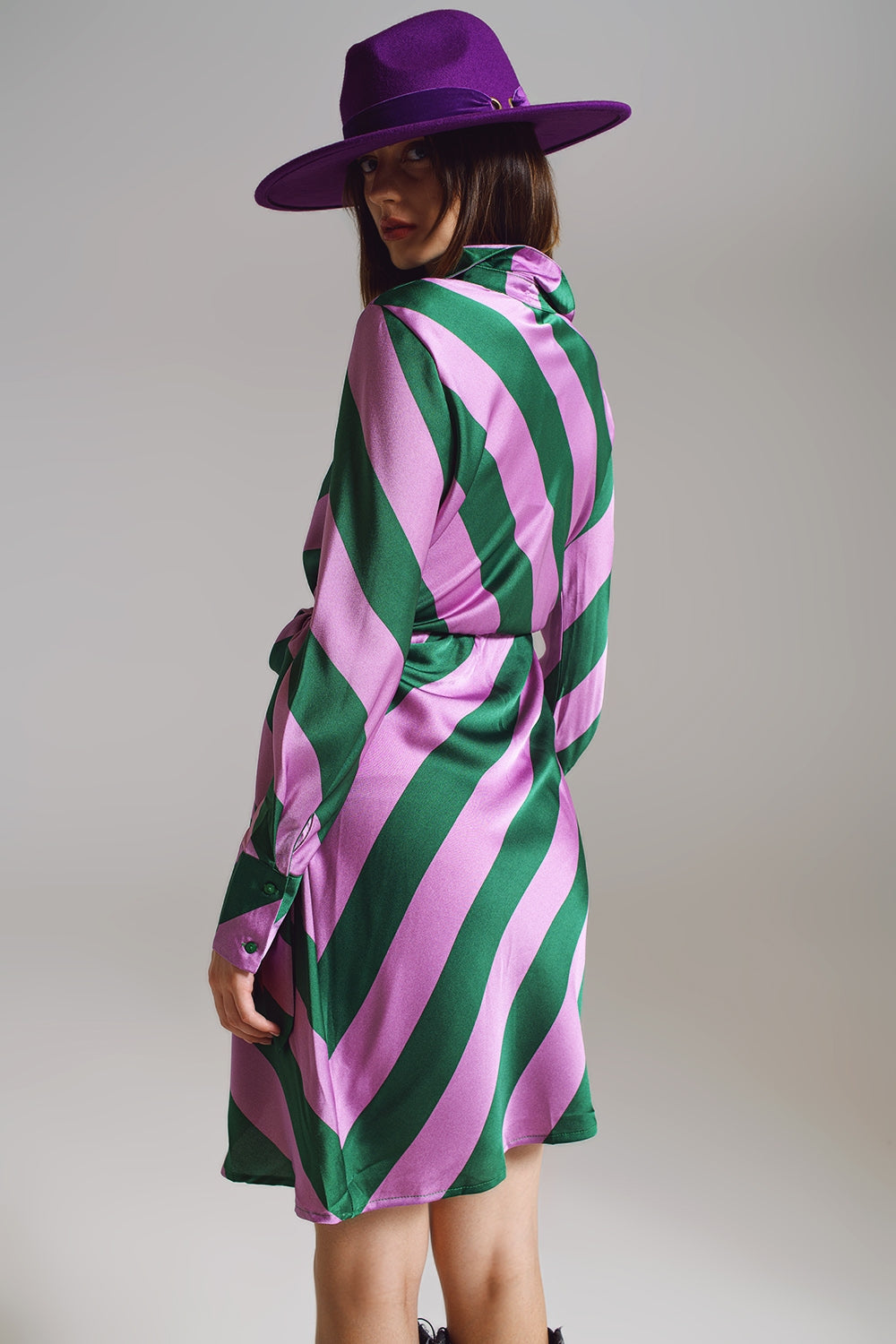 Robe portefeuille en satin à imprimé rayé lilas et vert