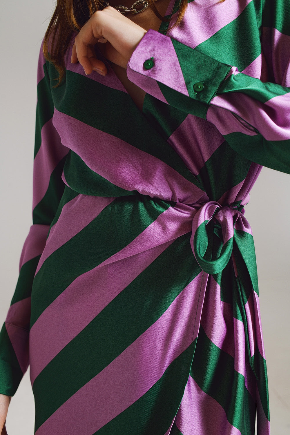 Robe portefeuille en satin à imprimé rayé lilas et vert
