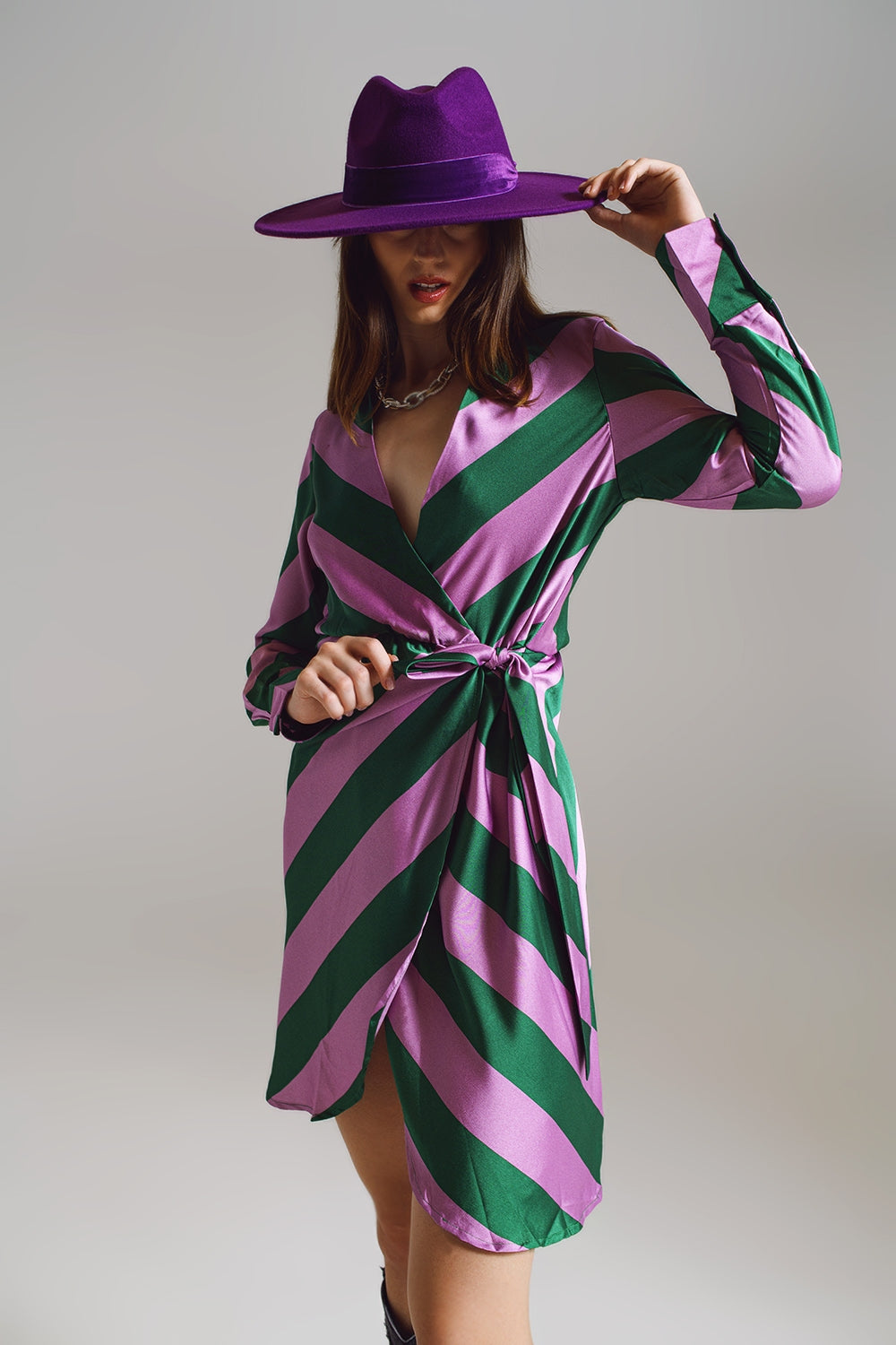 Robe portefeuille en satin à imprimé rayé lilas et vert
