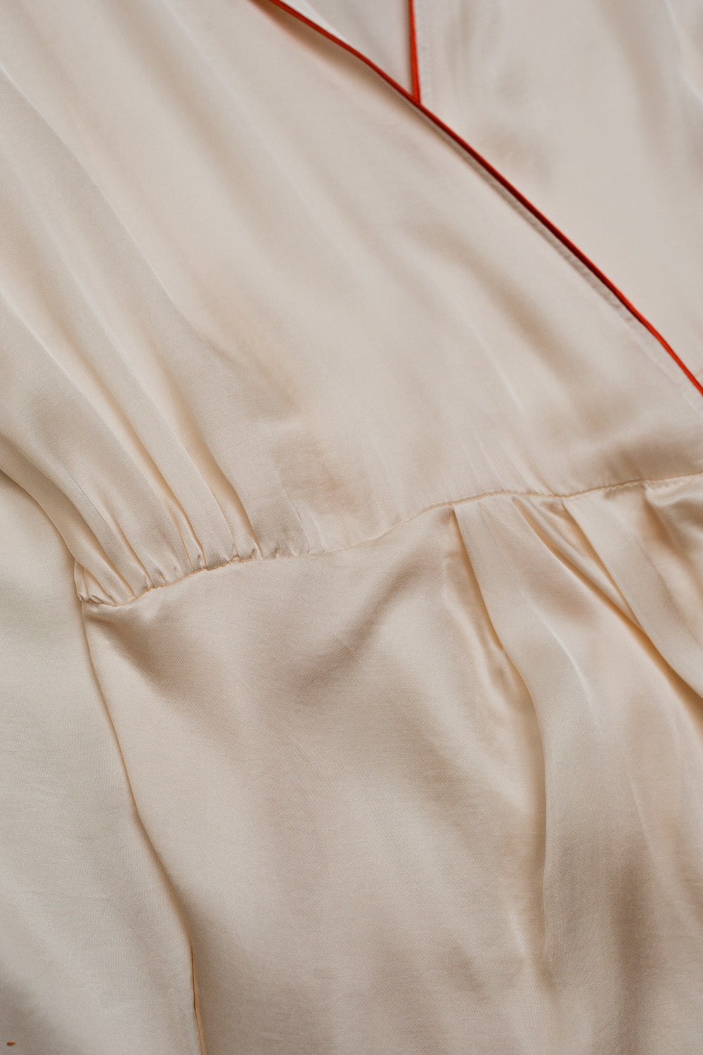Robe portefeuille longue en satin creme