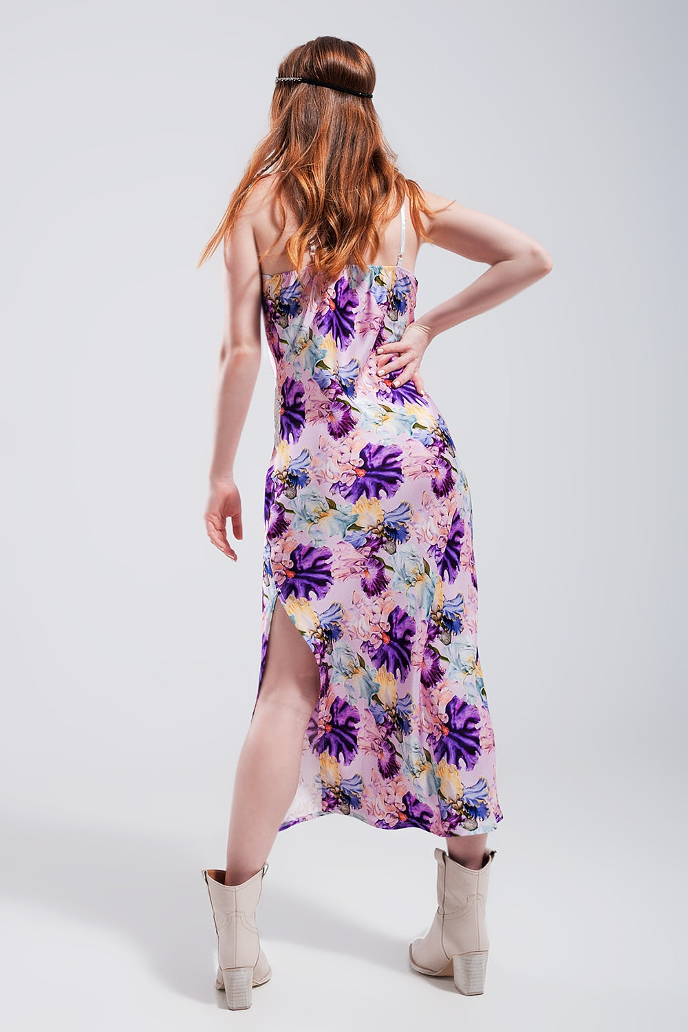 Robe pourpre à bretelles imprimés fleurs contrastants et décolletée en satin