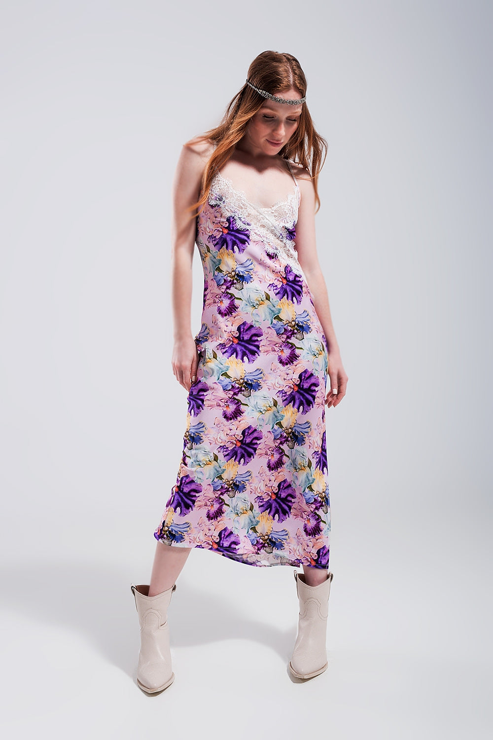 Robe pourpre à bretelles imprimés fleurs contrastants et décolletée en satin