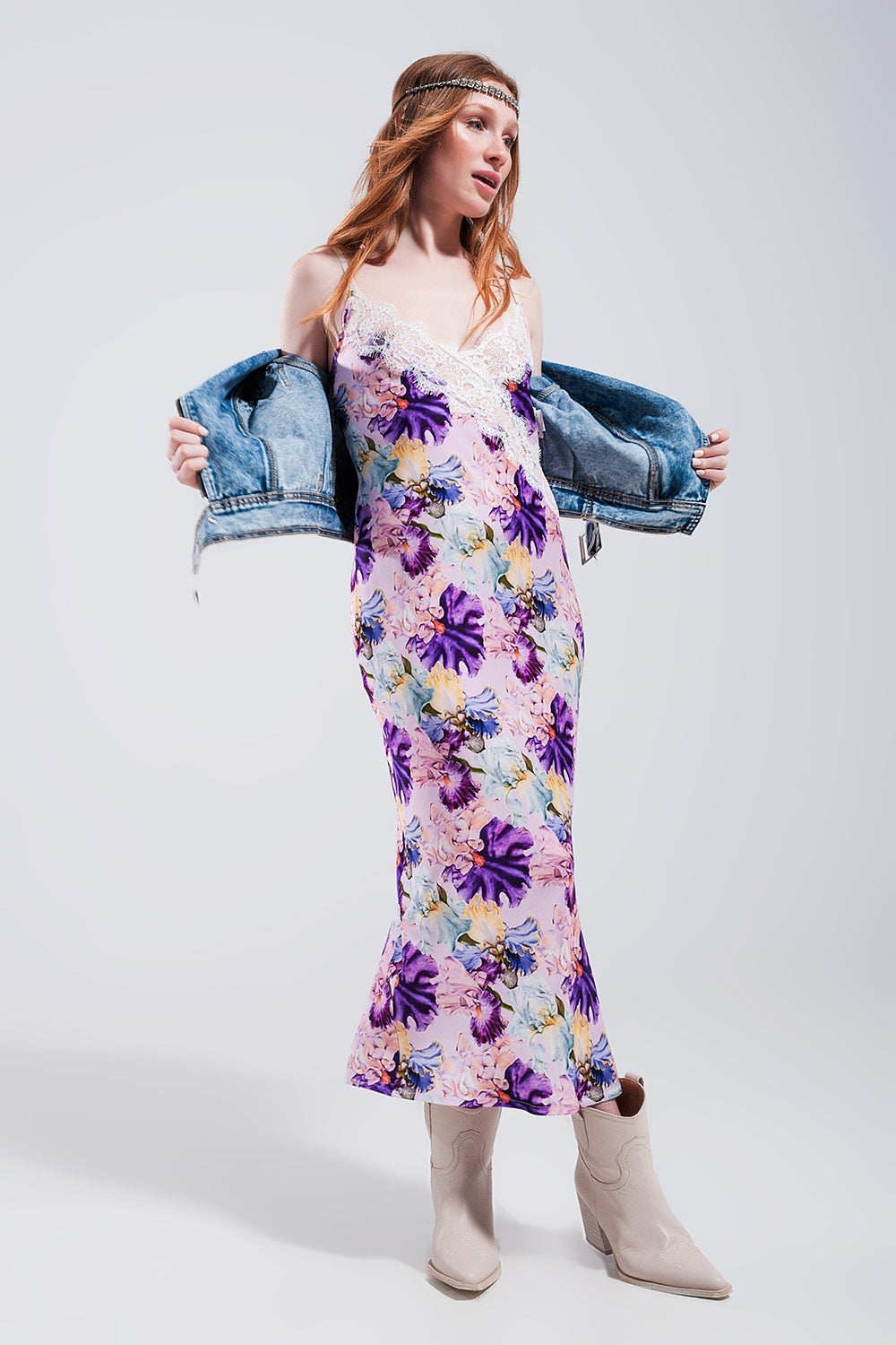 Robe pourpre à bretelles imprimés fleurs contrastants et décolletée en satin
