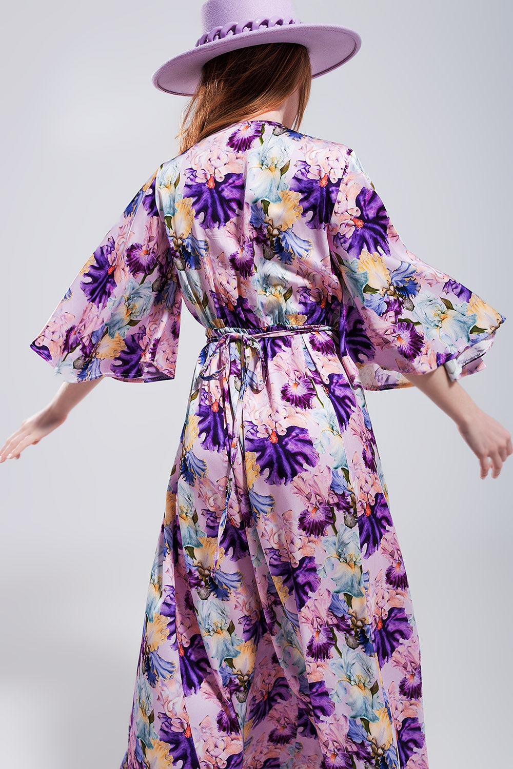 Robe pourpre longue à manches évasées et à fleurs
