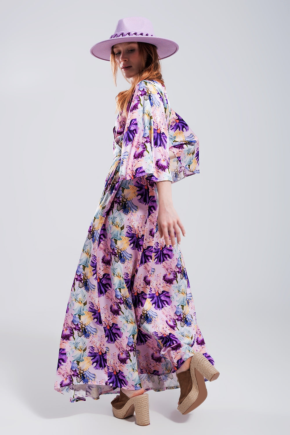Robe pourpre longue à manches évasées et à fleurs