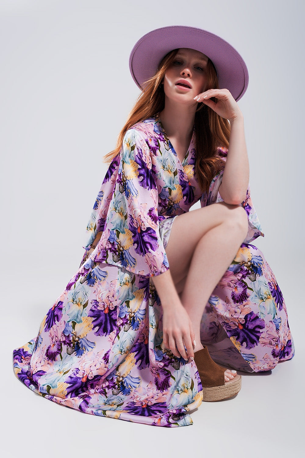 Robe pourpre longue à manches évasées et à fleurs
