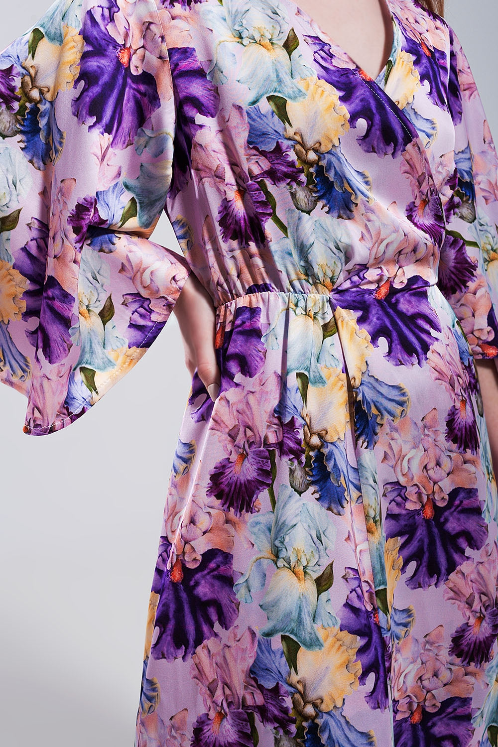 Robe pourpre longue à manches évasées et à fleurs