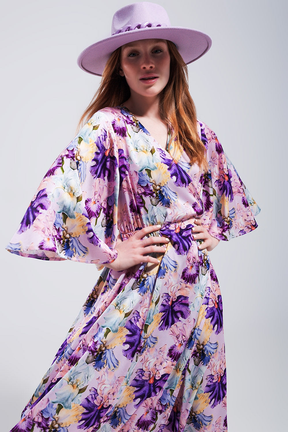 Robe pourpre longue à manches évasées et à fleurs