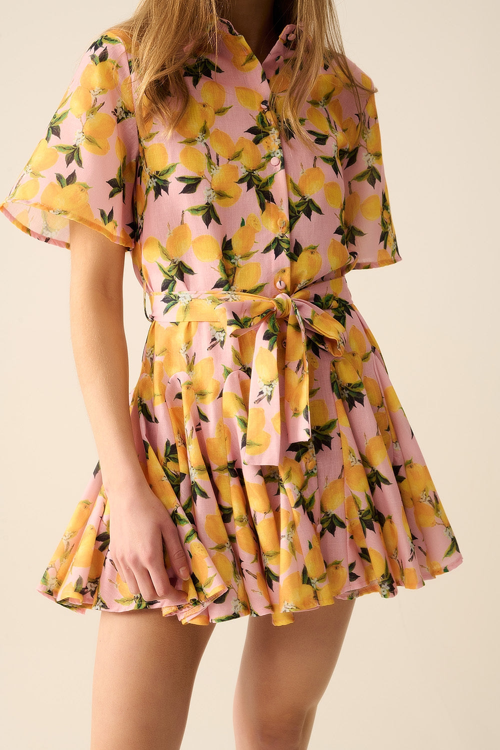 Robe romantique avec ceinture imprimé citron et manches courtes en rose