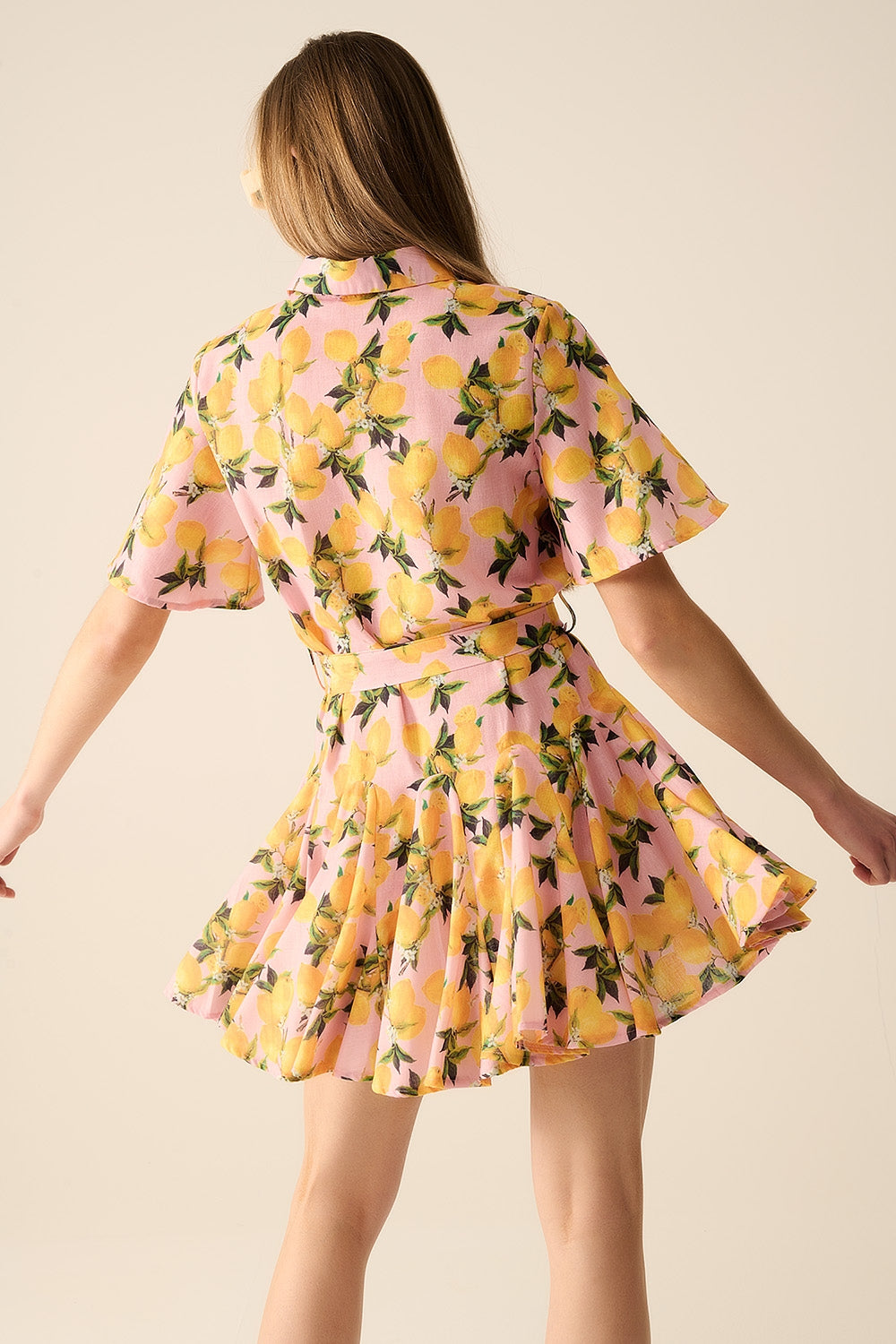 Robe romantique avec ceinture imprimé citron et manches courtes en rose