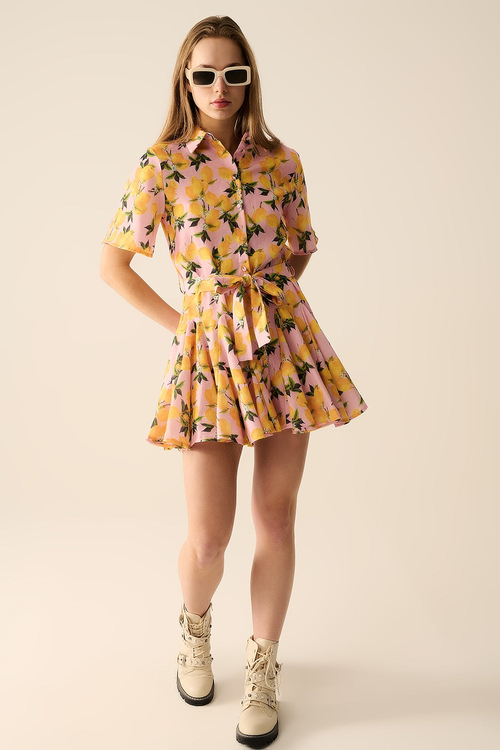Robe romantique avec ceinture imprimé citron et manches courtes en rose