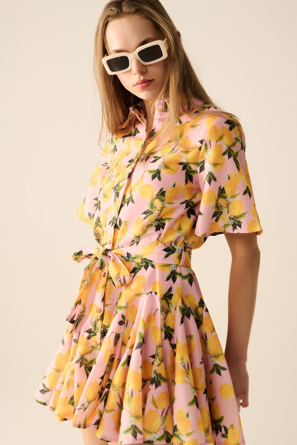 Robe romantique avec ceinture imprimé citron et manches courtes en rose
