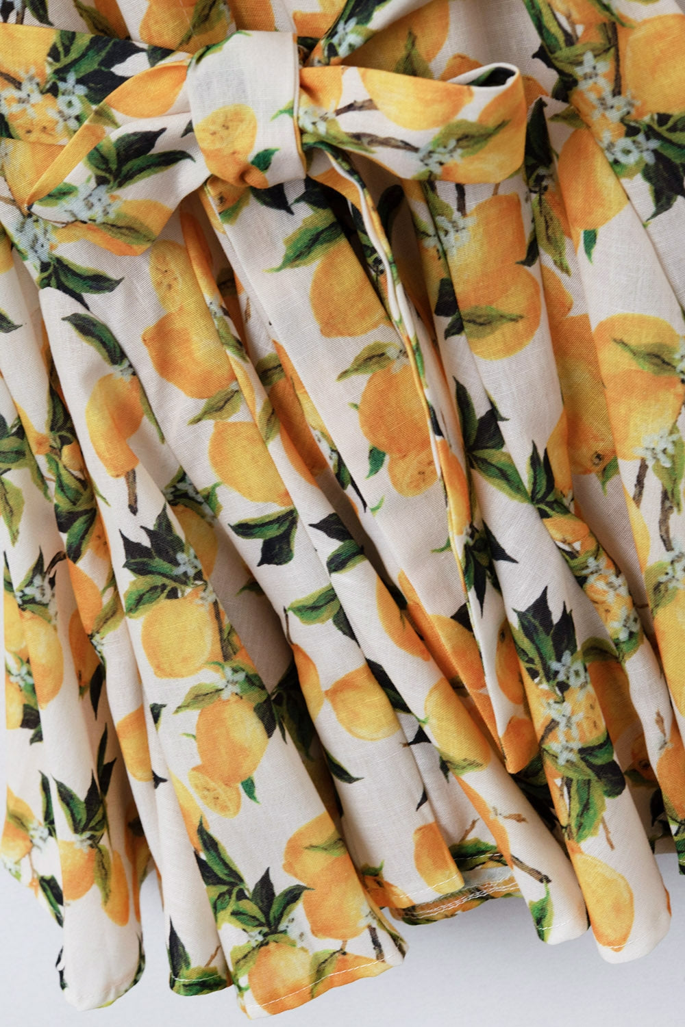 Robe romantique avec ceinture imprimé citron et manches courtes
