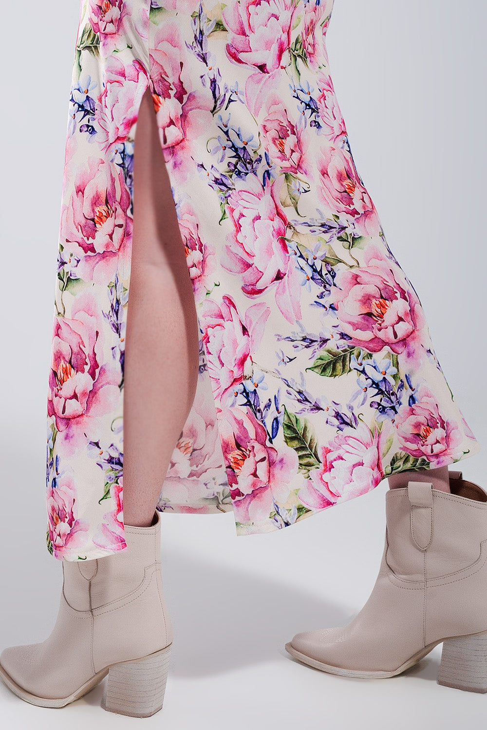 Robe rose à bretelles imprimée en rose et décolletée en satin