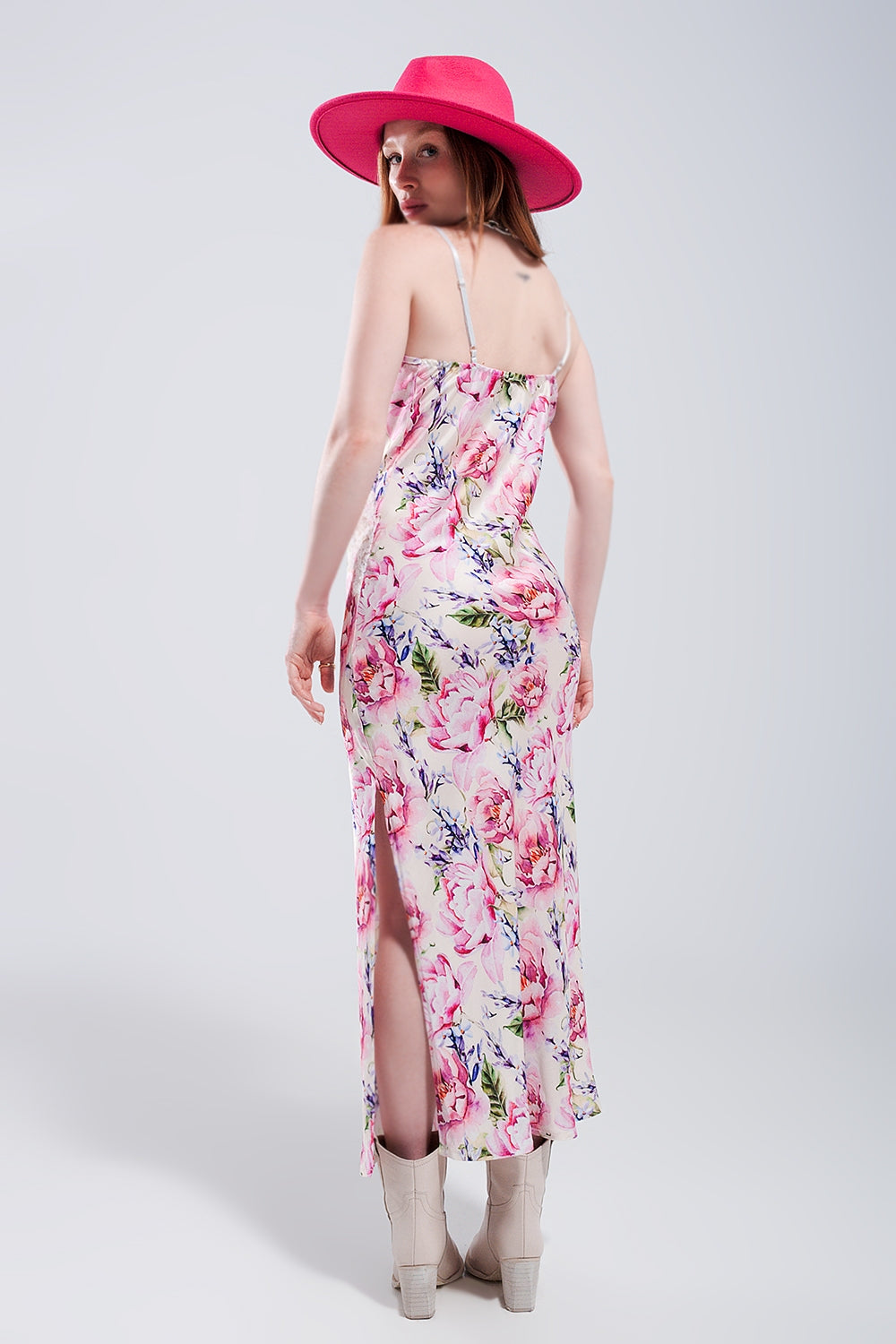 Robe rose à bretelles imprimée en rose et décolletée en satin