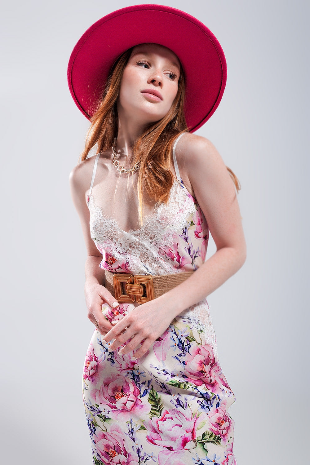 Robe rose à bretelles imprimée en rose et décolletée en satin