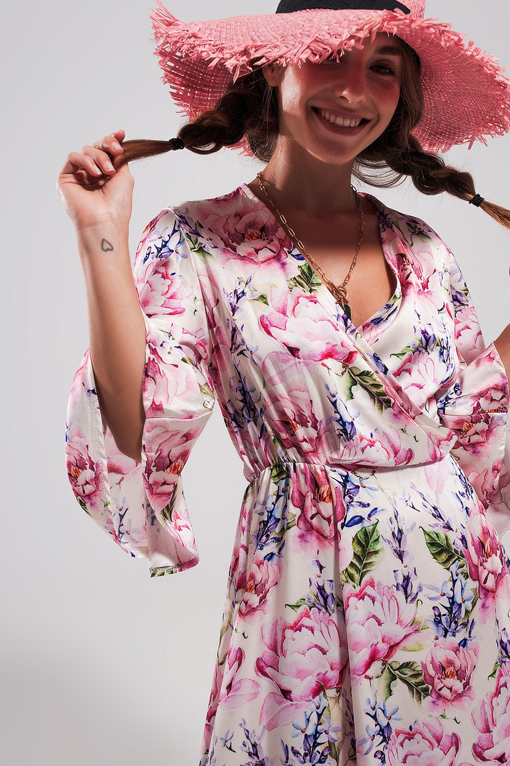 Robe rose longue à manches évasées et à fleurs